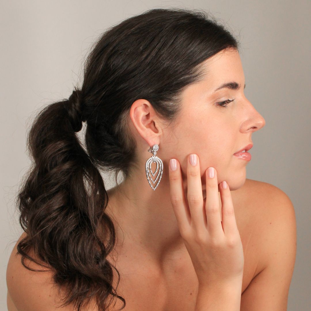 Modelo con pendientes de plata para novia