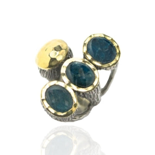 Anillo realizado en plata de ley 925 y oro de 9 k, con apatitas. Colección Gabriela Styliano. Pamplona