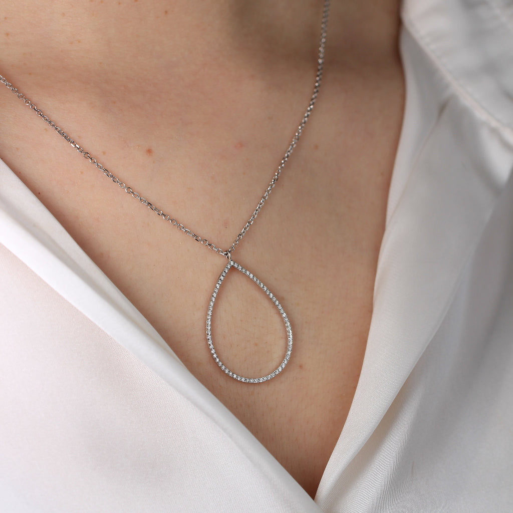 Colgante de lágrima de oro blanco de 18k y diamantes