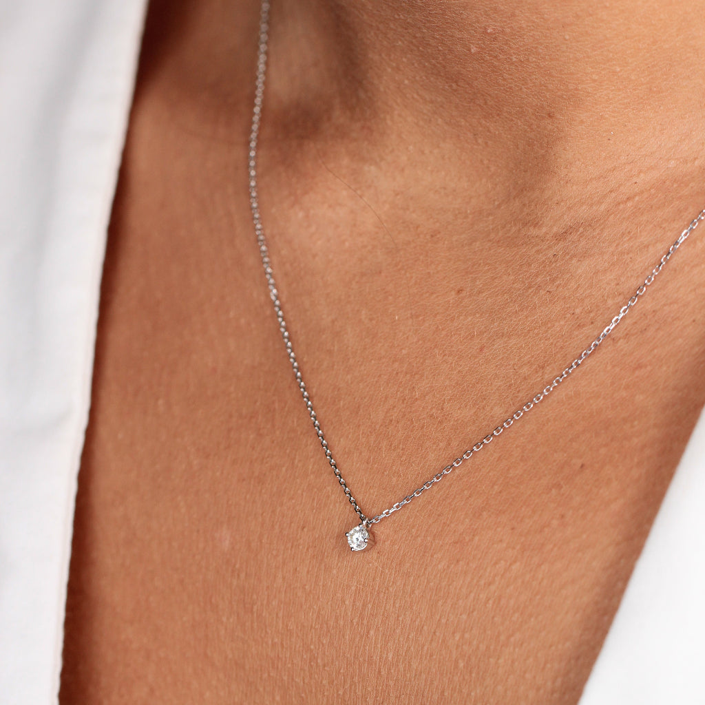 Collar realizado en oro blanco de 18 quilates con un diamante. Joyería Pamplona