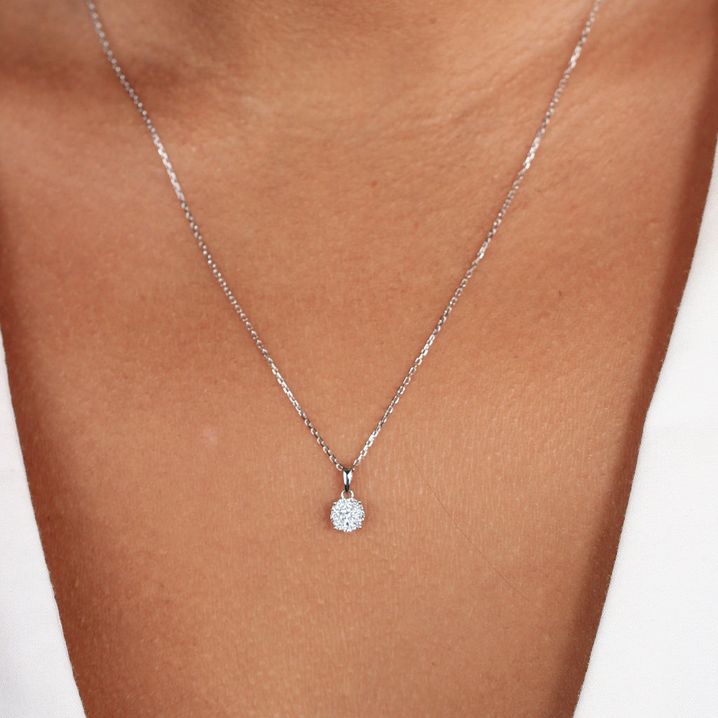 Collar realizado en oro blanco de 18 quilates con diamantes. Joyería Pamplona