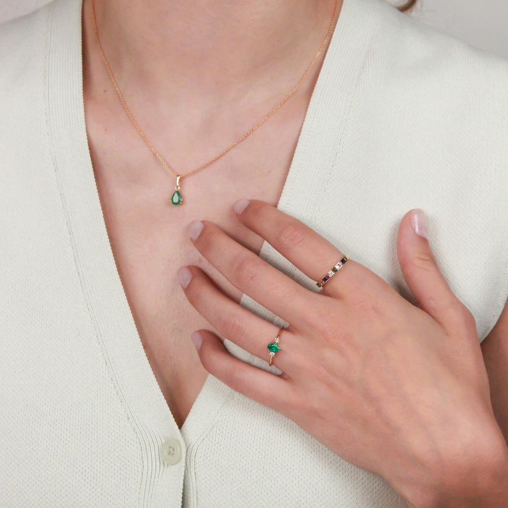 anillo oro amarillo esmeralda y diamantes pamplona