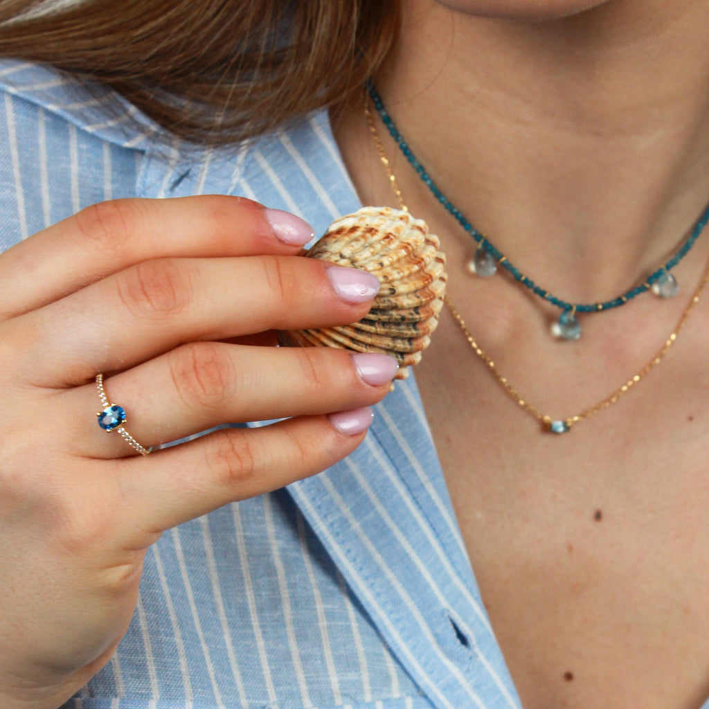 Anillo de oro amarillo de 18k con circonita azul