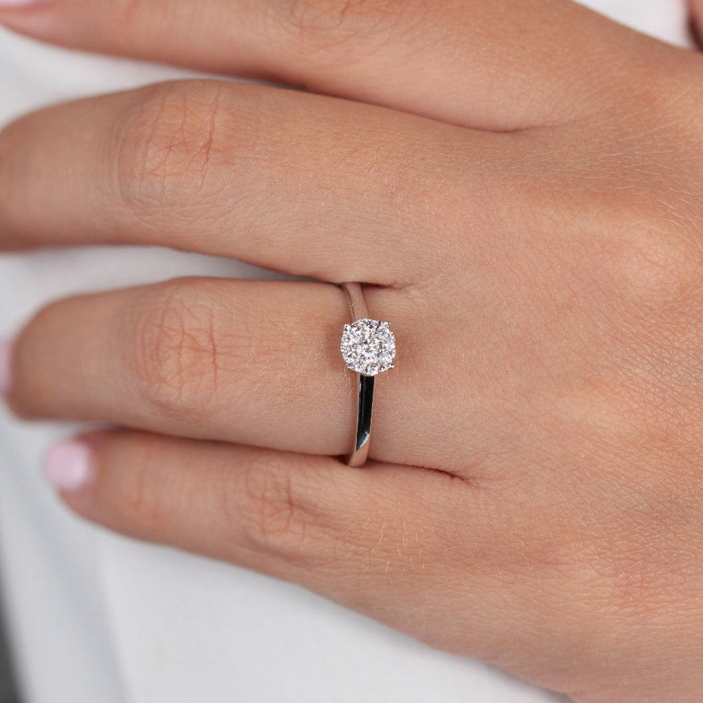 Sortija realizada en oro blanco de 18 quilates con diamantes. Joyería Pamplona