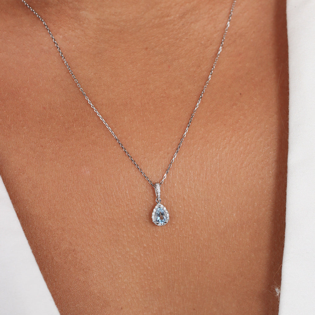 Collar realizado en oro blanco de 18 quilates con una aguamarina central y una orla de diamantes. Joyería Pamplona