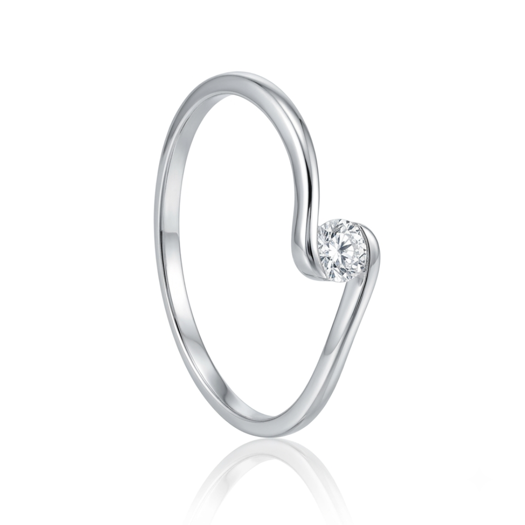 Sortija con brazo cruzado realizada en oro blanco de 18 quilates con un diamante talla brillante con un peso de 0,110cts.