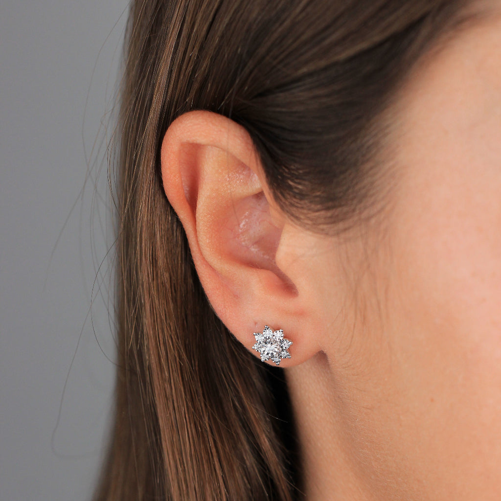 Pendientes de oro blanco de 18k con diamantes en forma de roseta