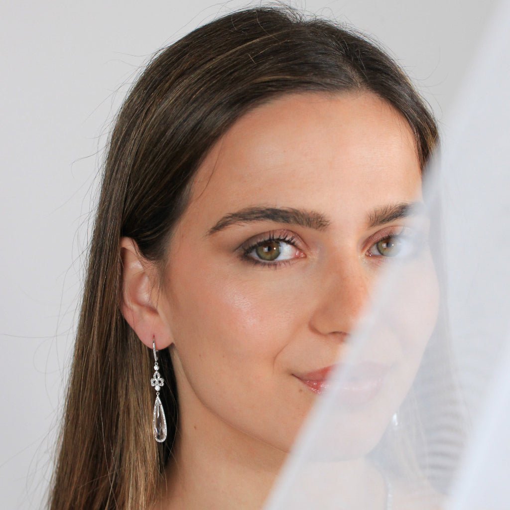 Pendientes de oro largo para novias con diamantes y topacios blancos