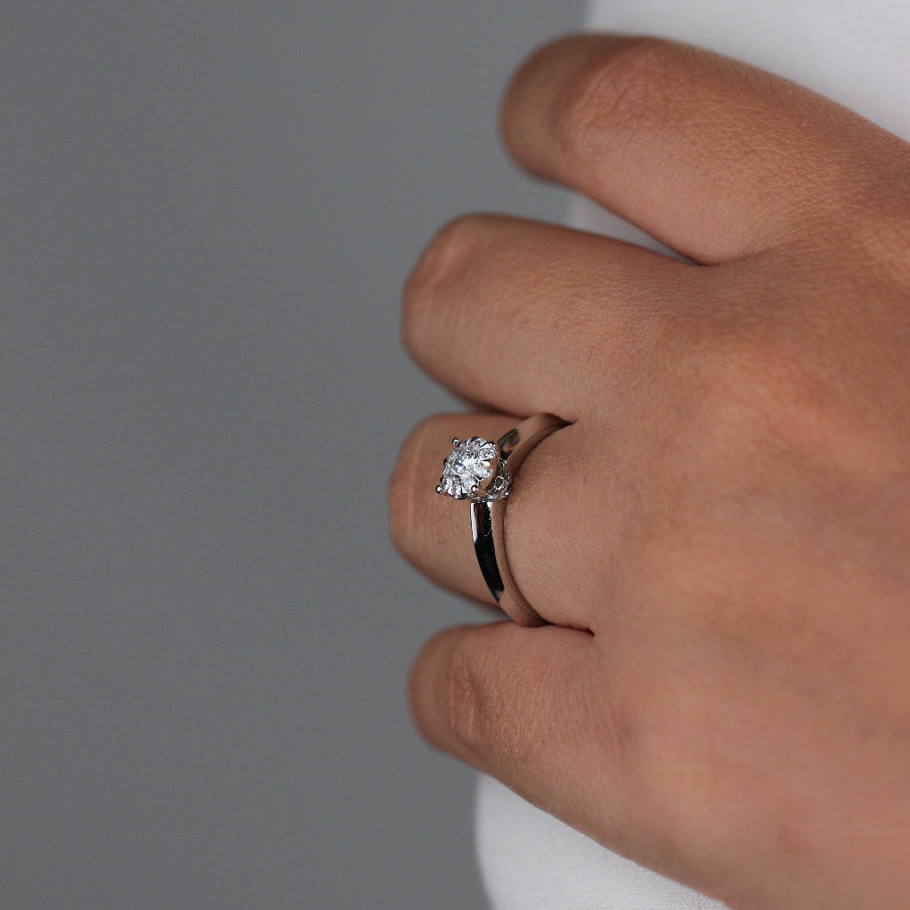 Sortija de oro blanco de 18k con diamantes. Joyería Pamplona