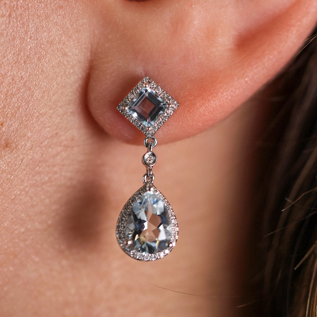 Pendientes realizados en oro de 18 quilates con diamantes y aguamarina. Joyería Pamplona