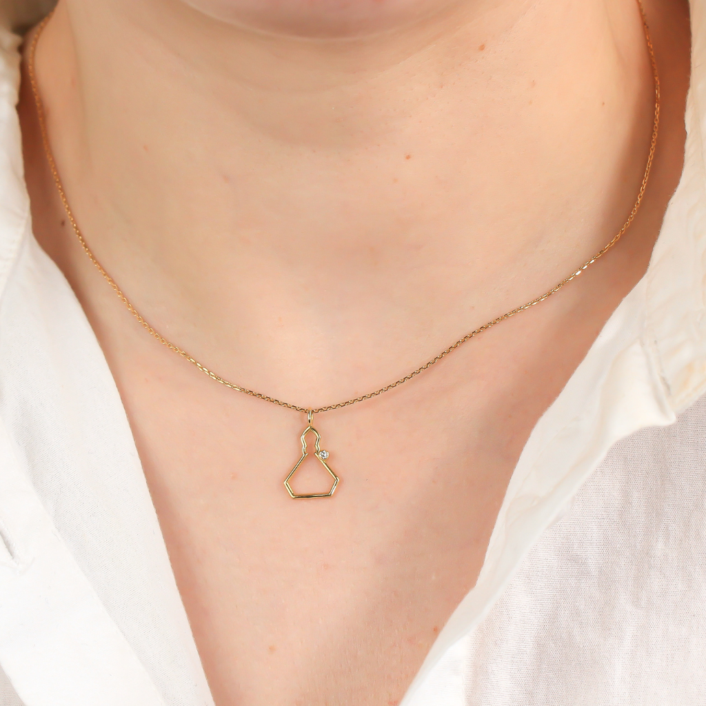 Collar realizado en oro amarillo de 18 quilates con la silueta de San Fermín en liso y un diamante talla brillante