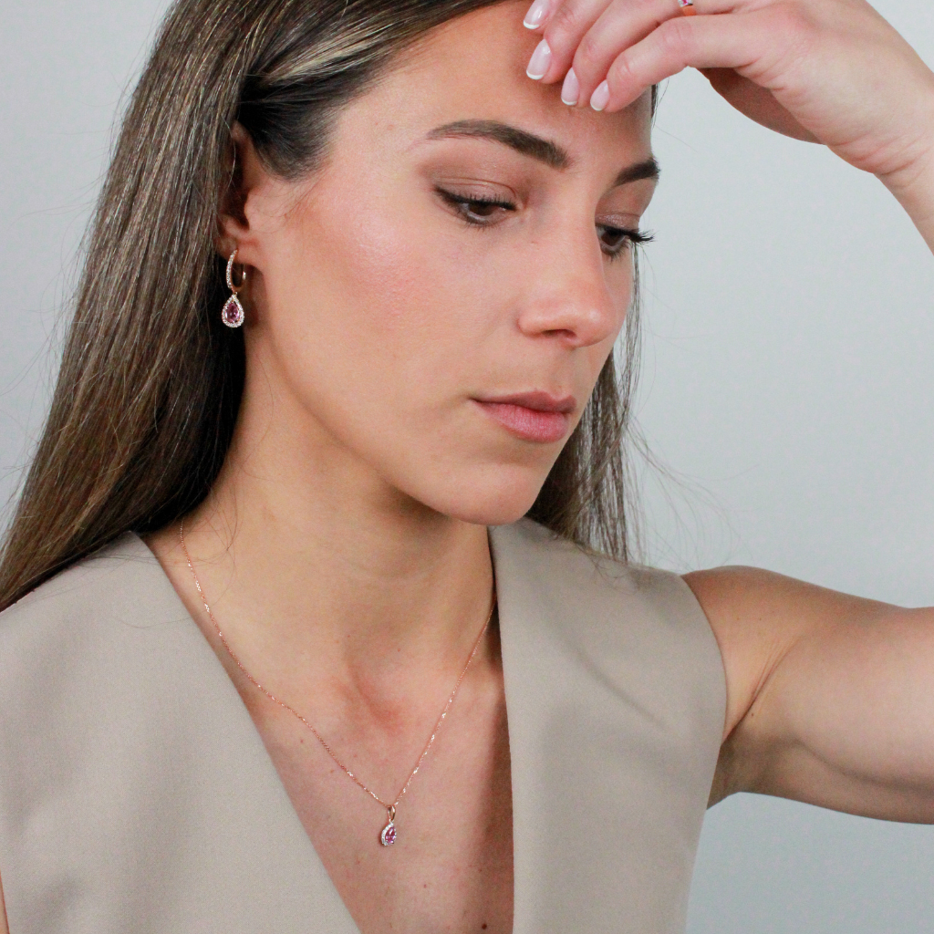 Collar realizado en oro rosa de 18 quilates con un colgante en forma de lágrima con 21 diamantes talla brillante y un zafiro rosa central talla pera