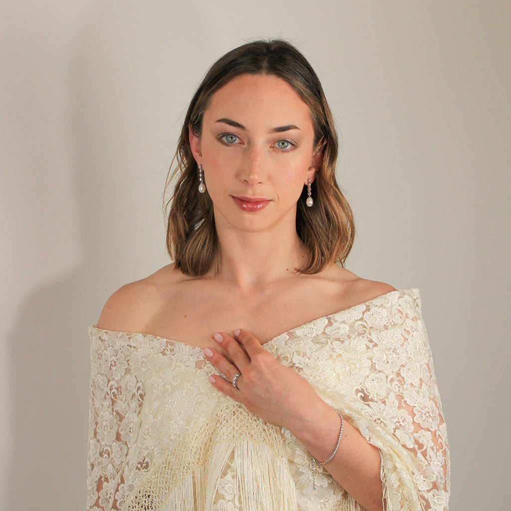 Modelo con pulsera y joyas de plata de primera ley y circonitas