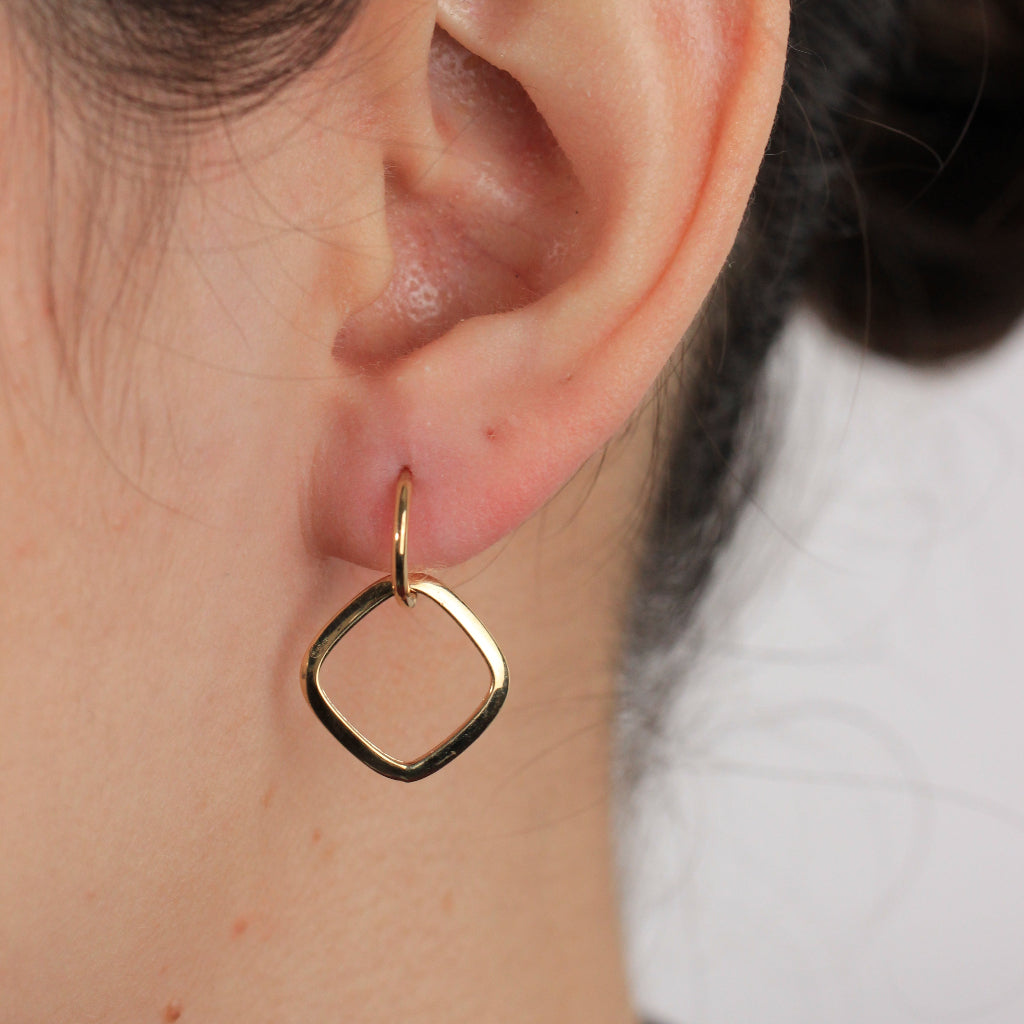 Pendientes de aro en oro amarillo de 18 quilates con un colgante abierto cuadrado suavizado.