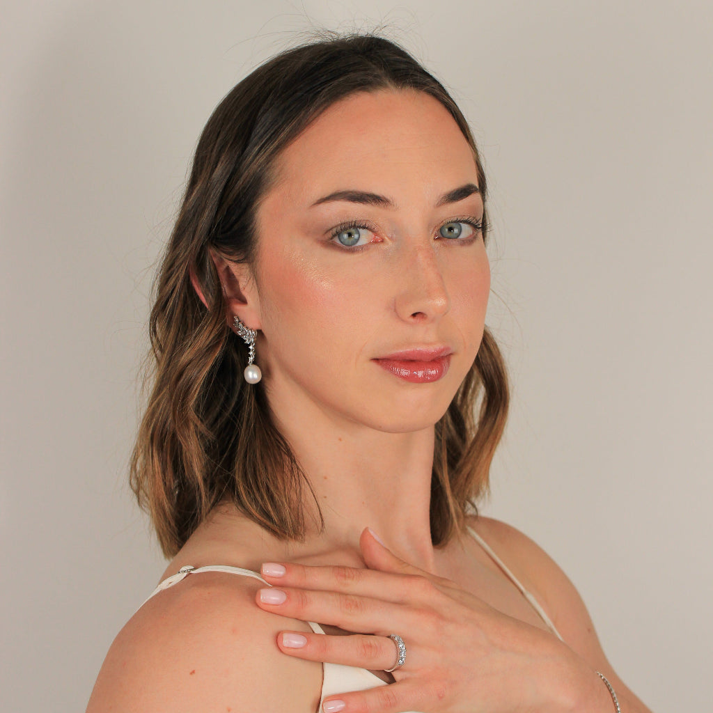 Modelo con pendiente trepadores de plata con perla