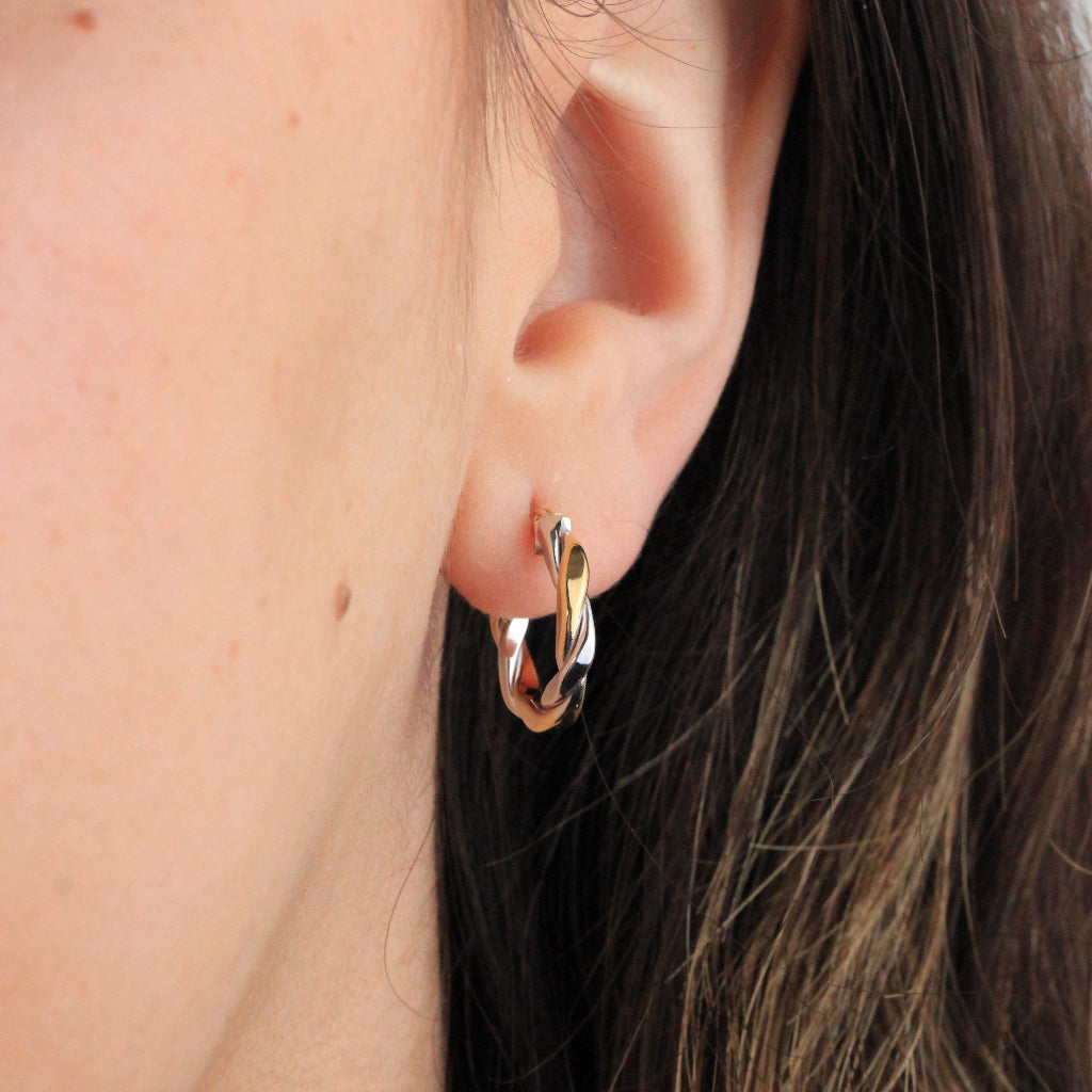 Pendientes de aro en oro blanco y amarillo de 18 quilates. El aro de doble tubo trenzado.