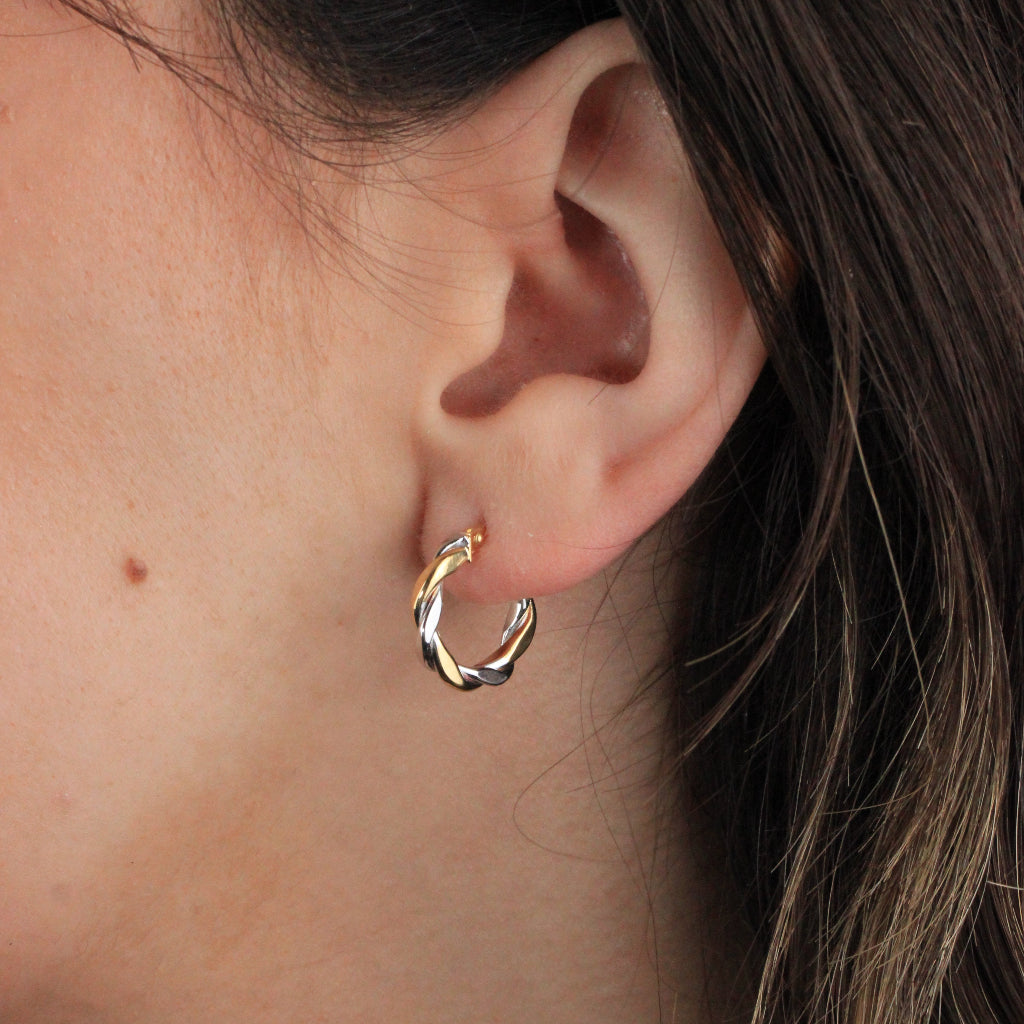 Pendientes de aro en oro blanco y amarillo de 18 quilates. El aro de doble tubo trenzado.