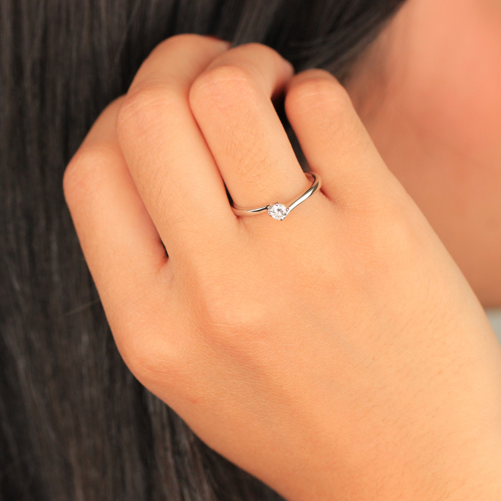 Sortija solitario realizada en oro blanco de 18 quilates con un diamante de 0,15cts en garras.