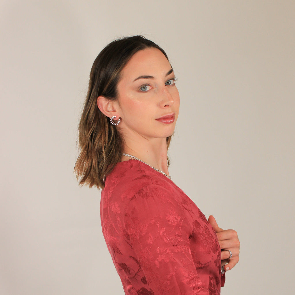 Pendientes de aro realizados en plata de primera ley y circonitas