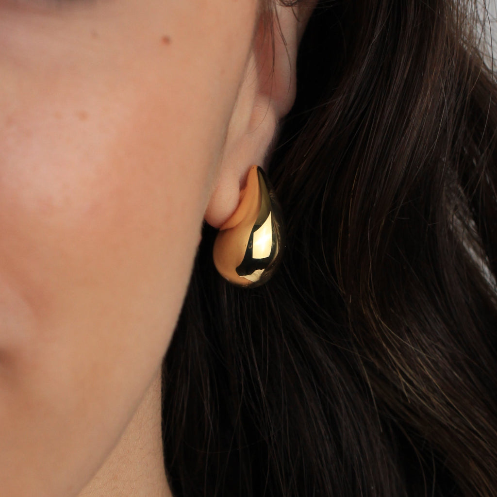 Pendientes de gota grandes realizados en oro amarillo de 18 quilates.