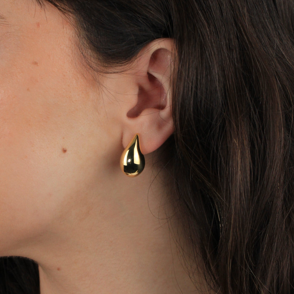 Pendientes de gota grandes realizados en oro amarillo de 18 quilates.