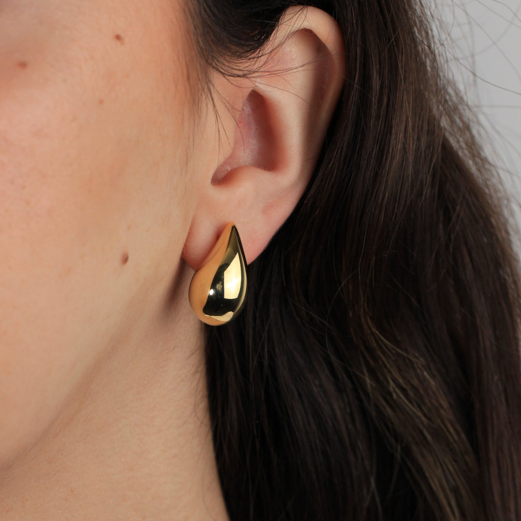 Pendientes de gota grandes realizados en oro amarillo de 18 quilates.