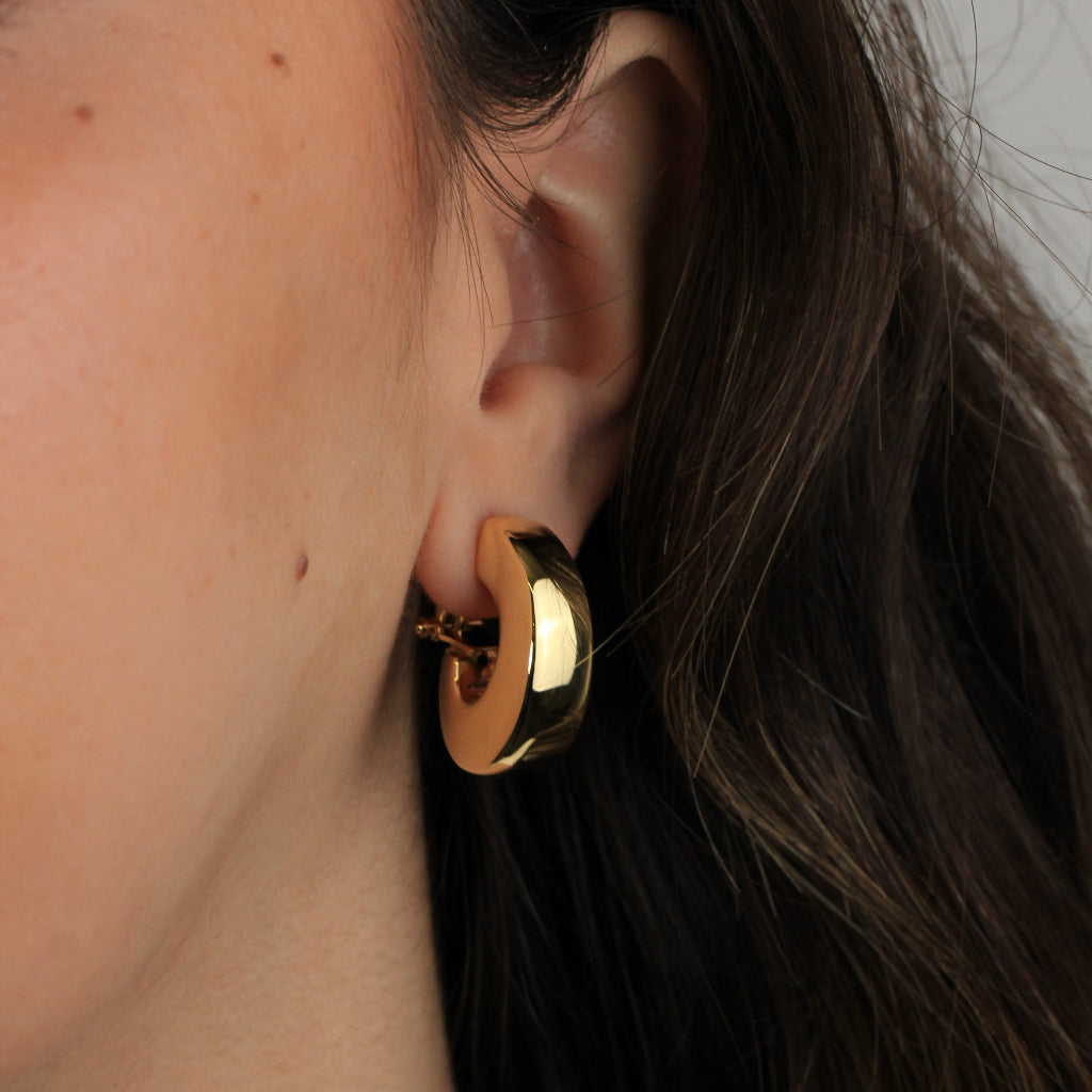 Pendientes estilo aro realizados en oro amarillo de 18 quilates con forma ovalada abombados. Sistema de cierre omega.