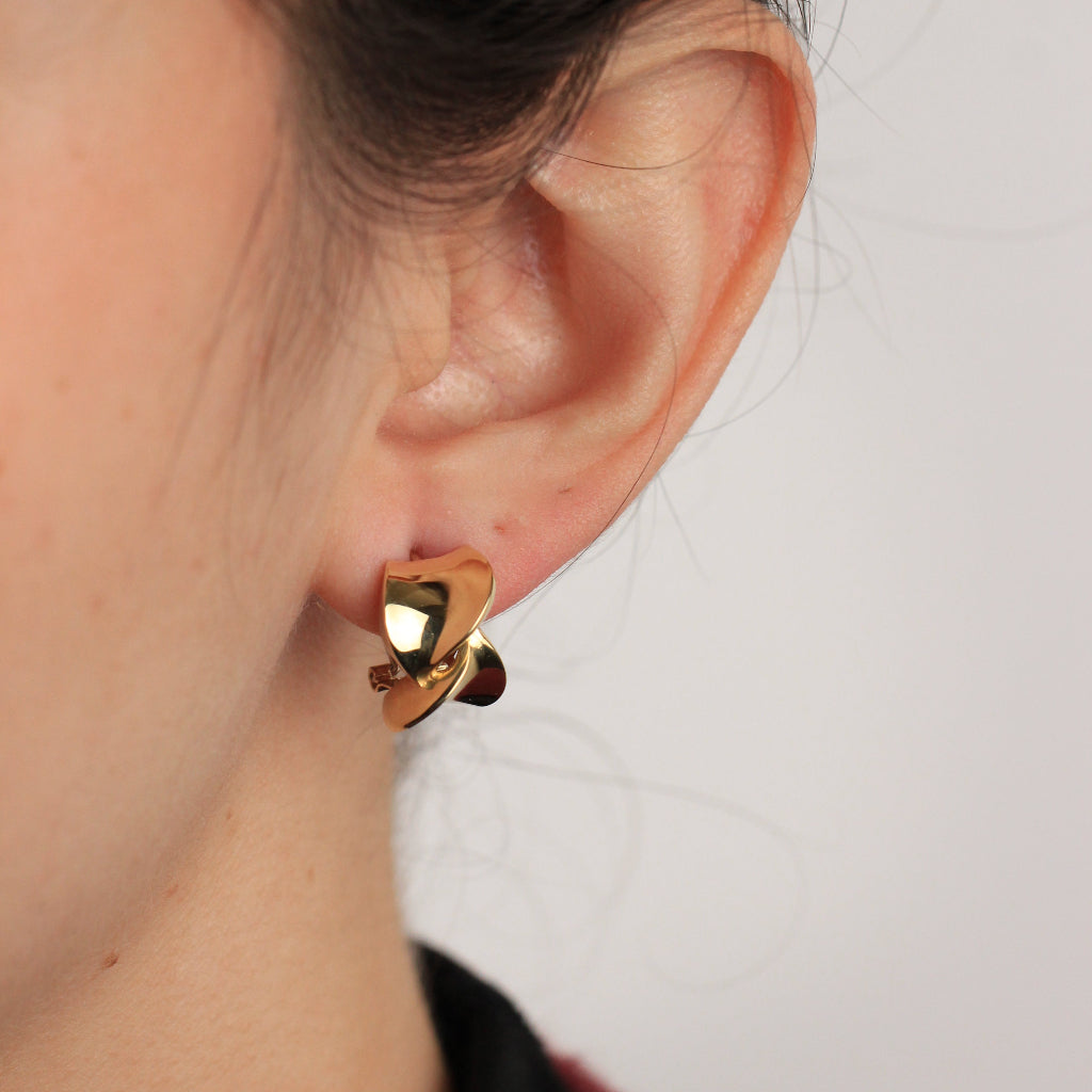 Pendientes en oro amarillo de 18 quilates con diseño estilo pajarita. Sistema de cierre omega.