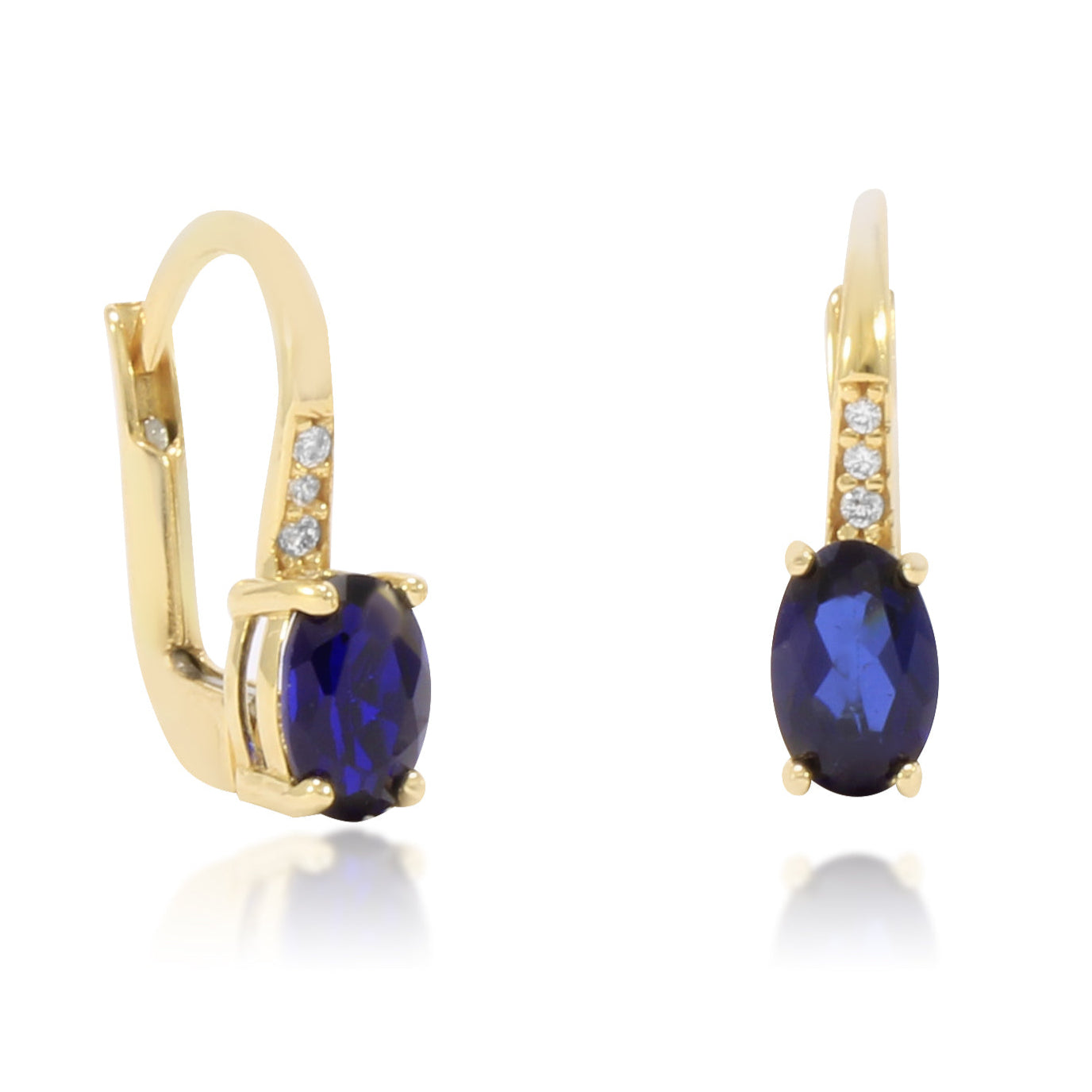 Pendientes en oro amarillo de 18 quilates con una zafiro talla oval en garras y tres circonitas.