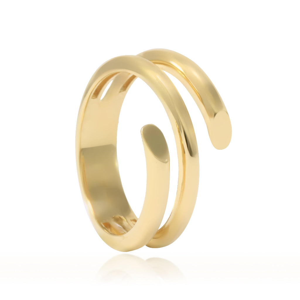 Sortija realizada en oro amarillo de 18 quilates con tres brazos.