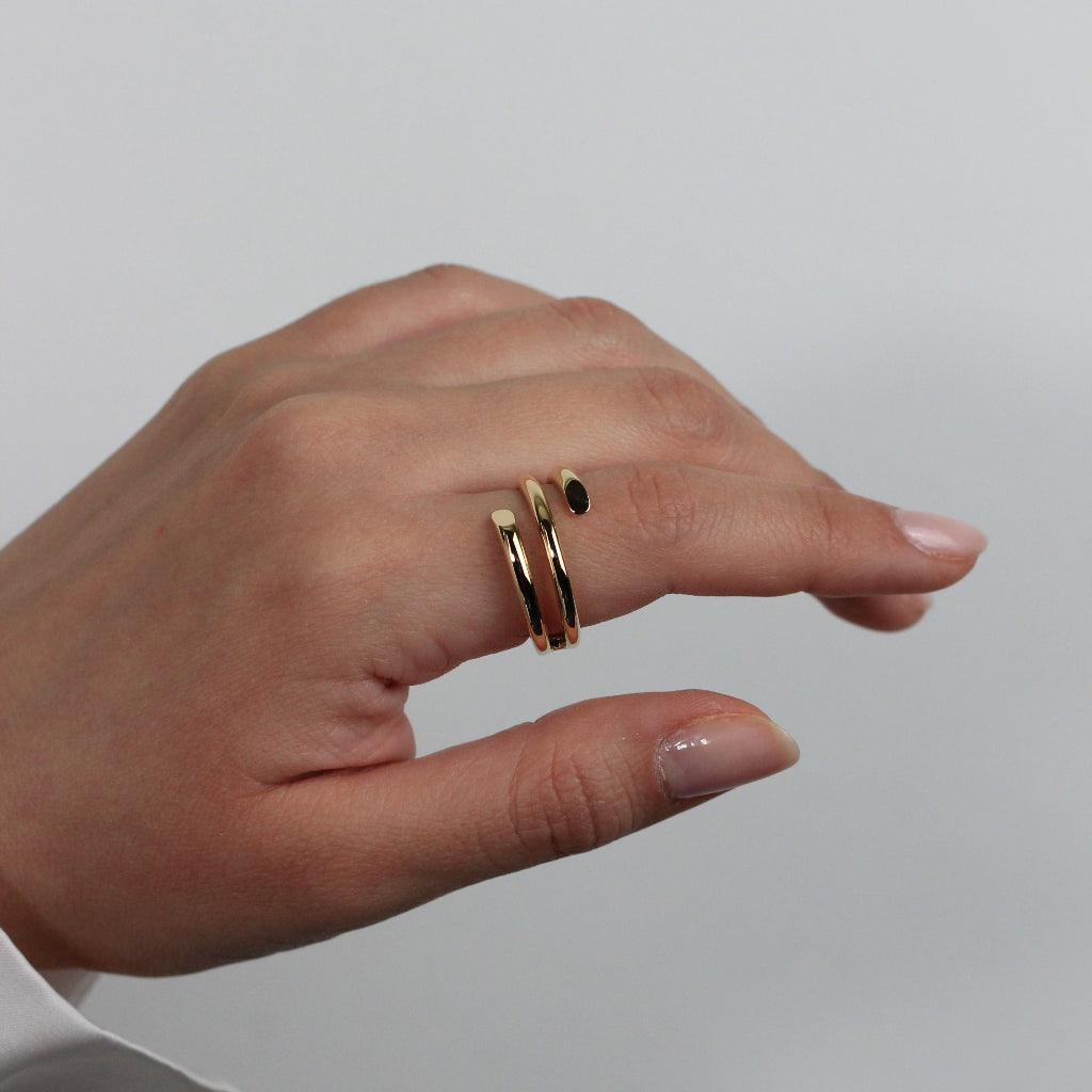 Sortija realizada en oro amarillo de 18 quilates con tres brazos.