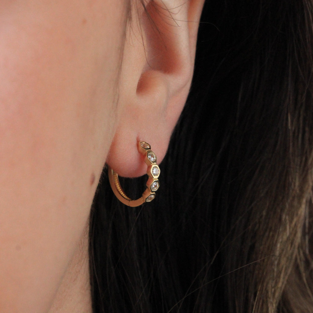 Pendientes de aro en oro amarillo de 18 quilates con cinco circonitas en chatón hexagonal.