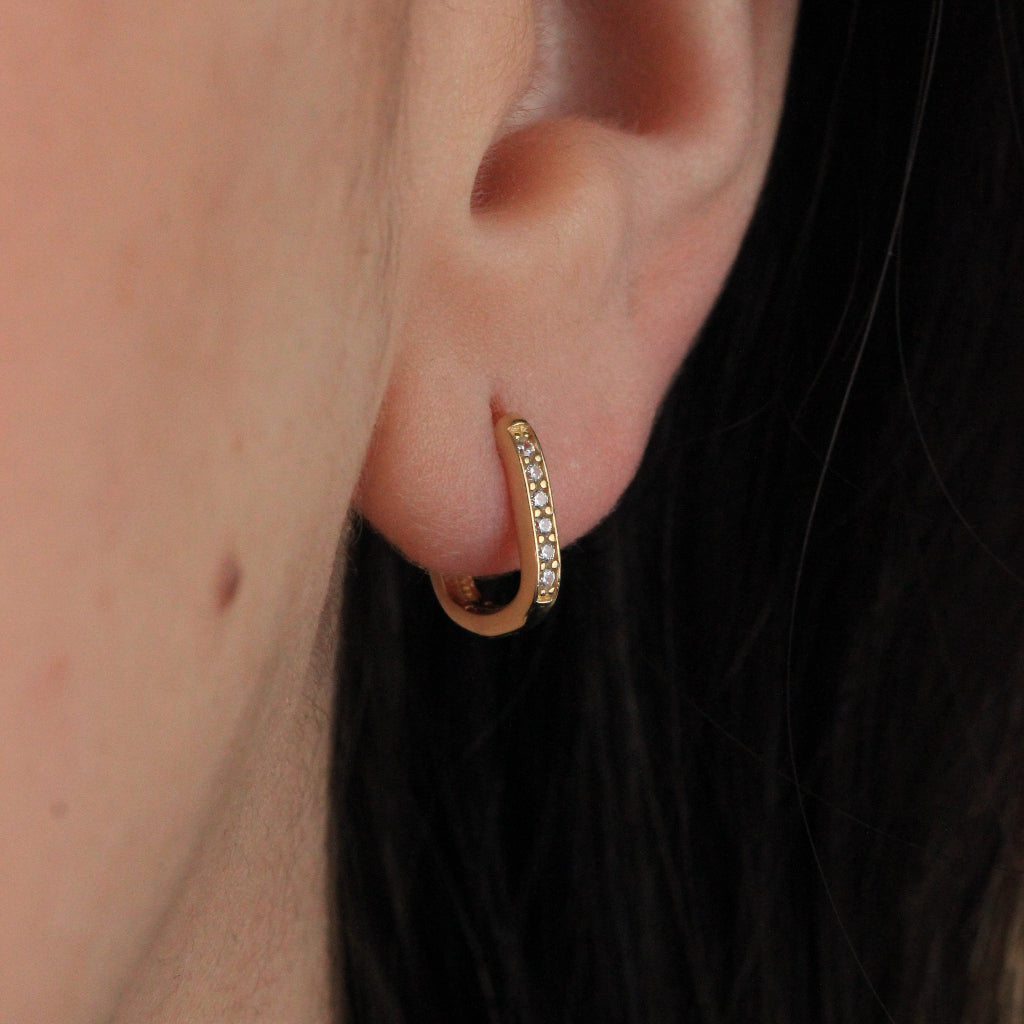 Pendientes de aro en oro amarillo de 18 quilates con forma cuadrada alargada y un carril de circonitas.