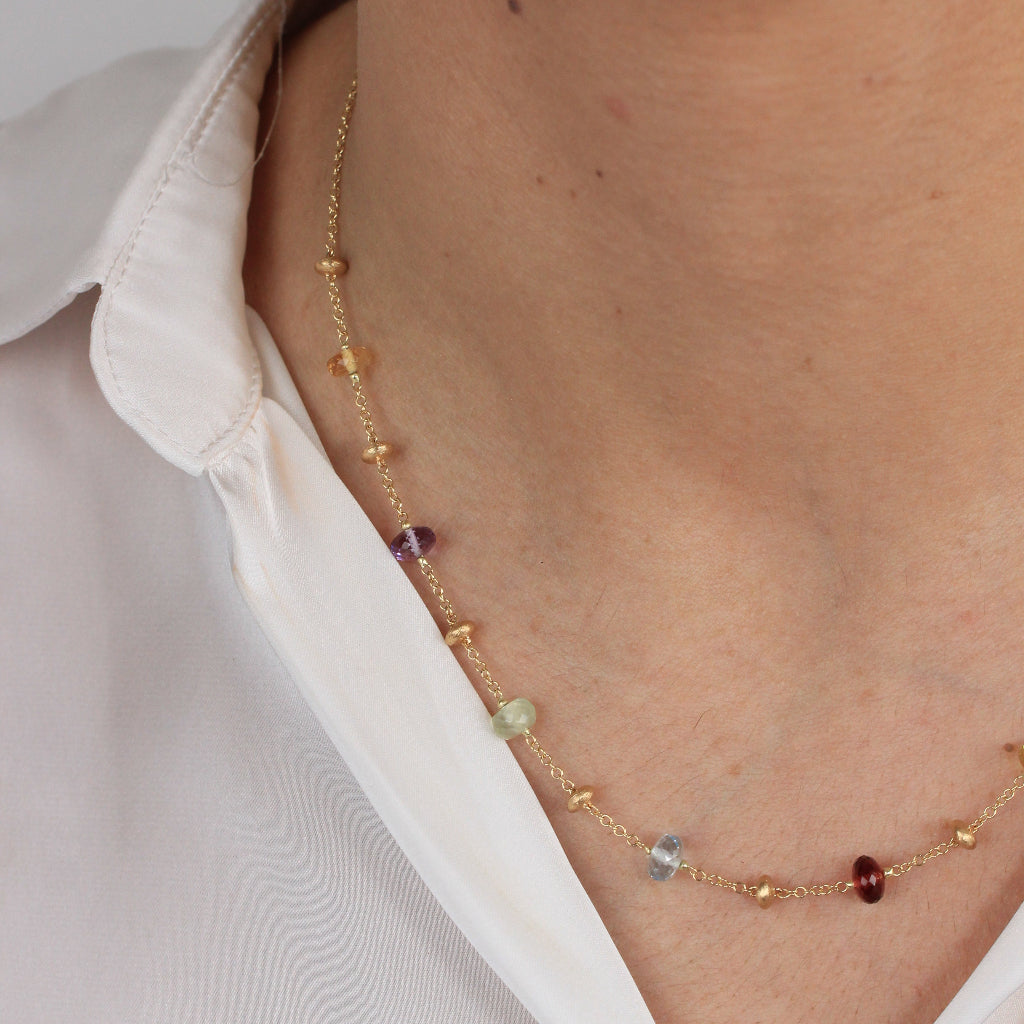 Gargantilla en oro amarillo de 18 quilates con piedras naturales en varios colores y motivos de oro matizados.