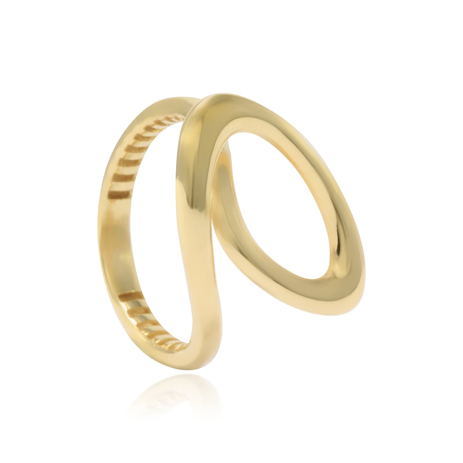 Sortija asimétrica realizada en oro amarillo de 18 quilates.