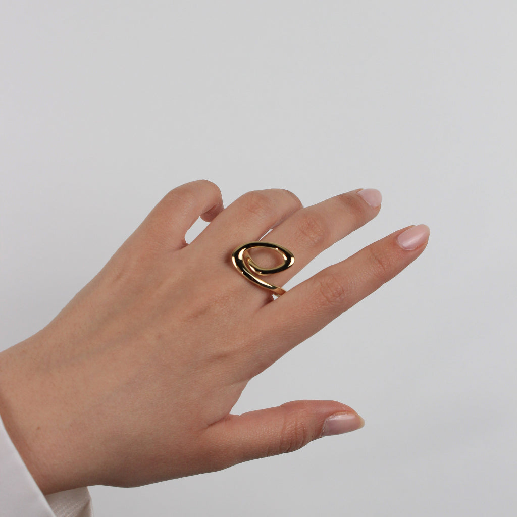 Sortija asimétrica realizada en oro amarillo de 18 quilates.