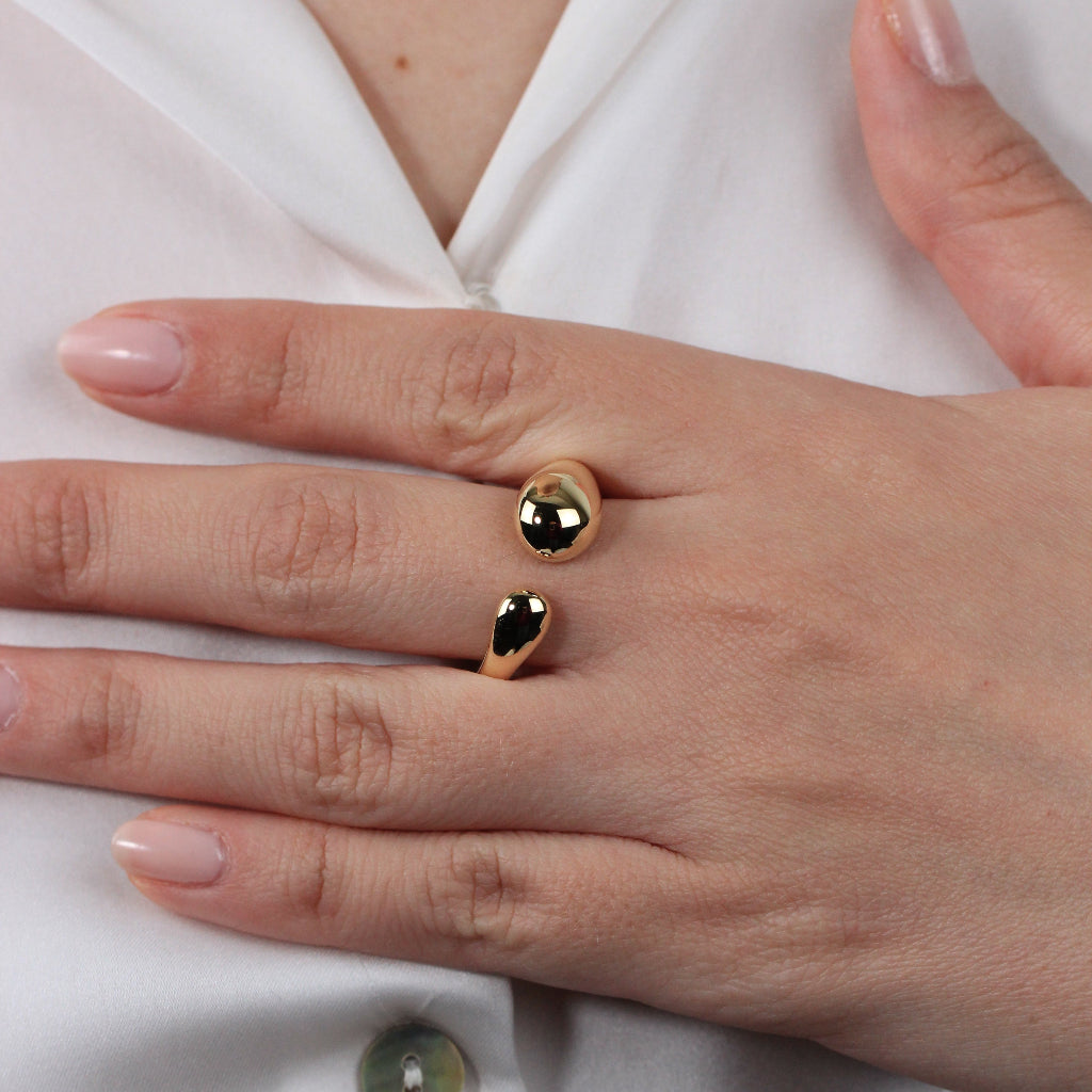 Sortija realizada en oro amarillo de 18 quilates con motivos de gotas.