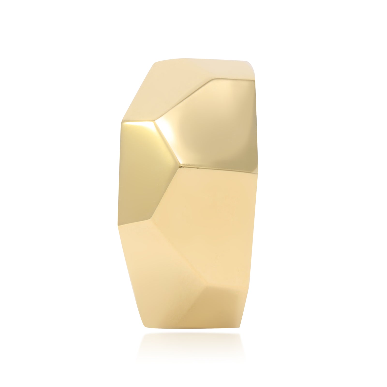 Sortija realizada en oro amarillo de 18 quilates con facetado poligonal. El anillo mide 10,1mm en su lado más ancho.