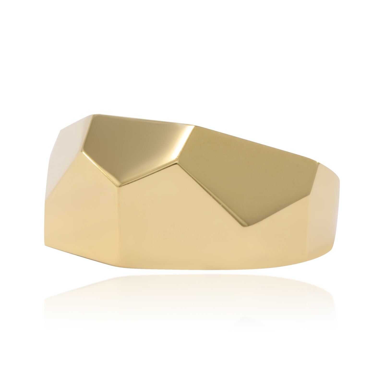 Sortija realizada en oro amarillo de 18 quilates con facetado poligonal. El anillo mide 10,1mm en su lado más ancho.