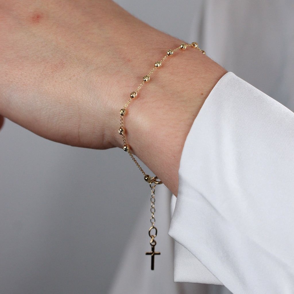 Rosario realizado en oro amarillo de 18 quilates con la Virgen Milagrosa