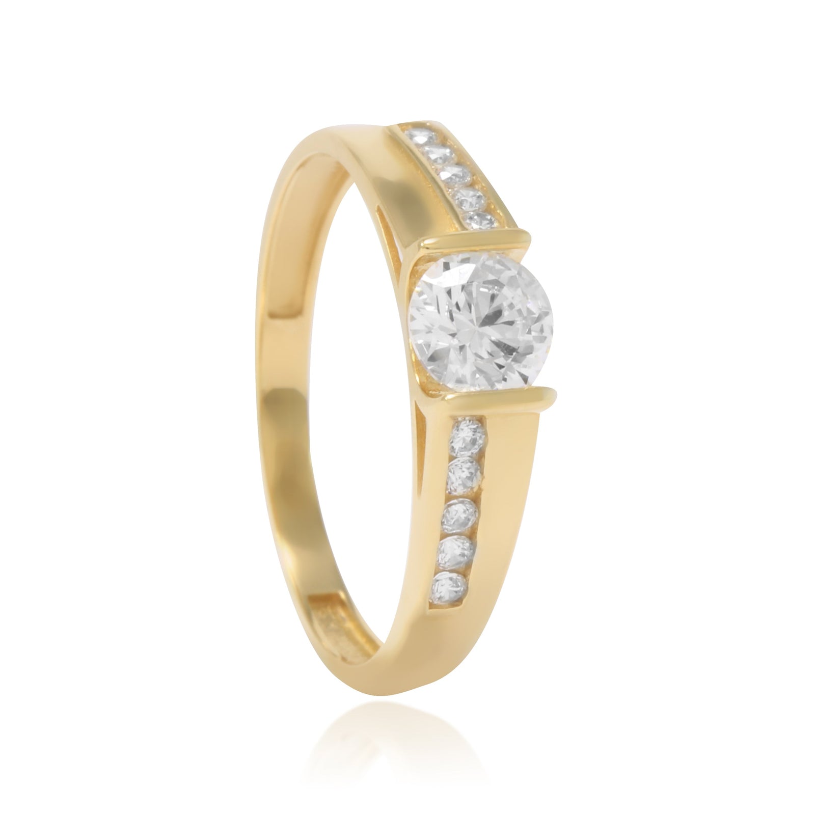 Sortija realizada en oro amarillo de 18 quilates con una circonita y circonitas en los brazos.