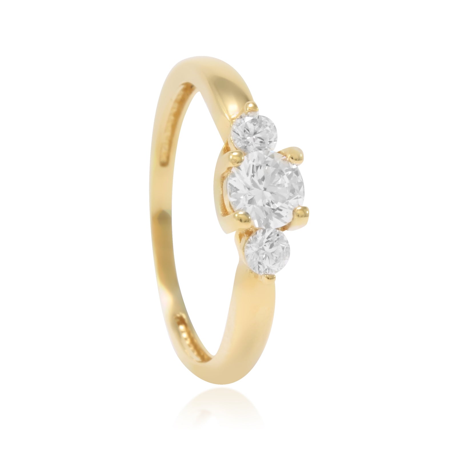 Sortija realizada en oro amarillo de 18 quilates con tres circonitas incoloras.