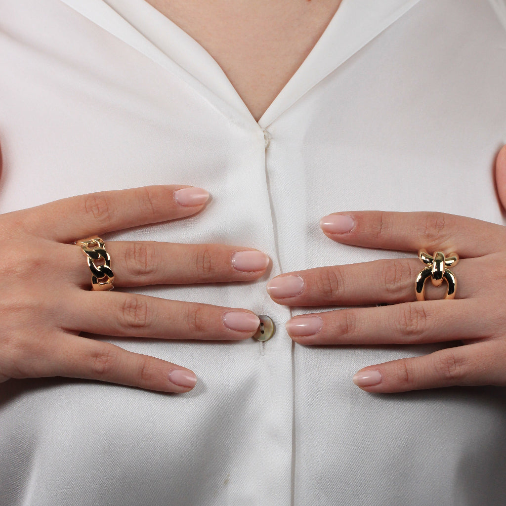 Sortija realizada en oro amarillo de 18 quilates con motivos entrelazados estilo cubano.