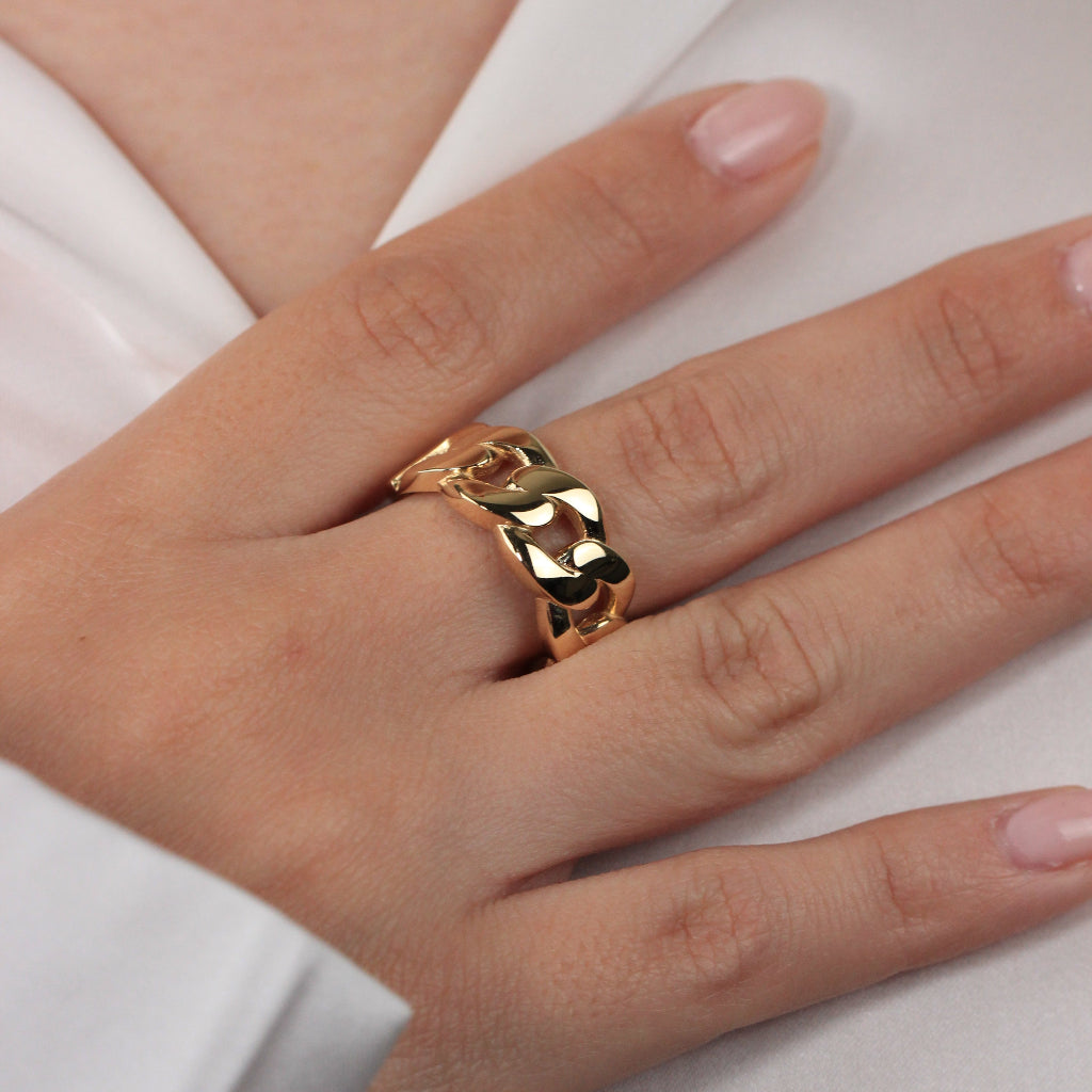 Sortija realizada en oro amarillo de 18 quilates con motivos entrelazados estilo cubano.