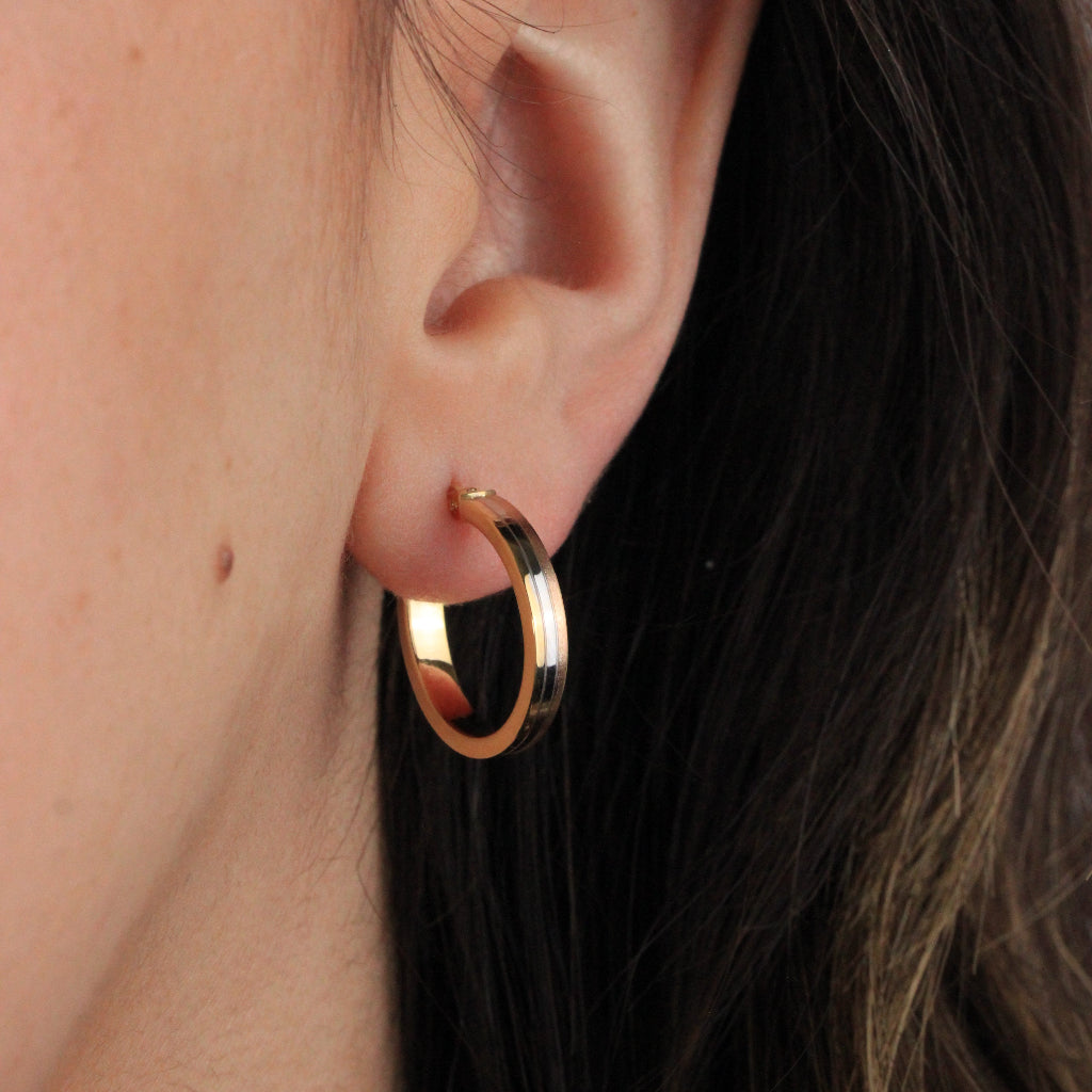 Pendientes de aro en oro blanco, rosa y amarillo de 18 quilates con forma aplanada.