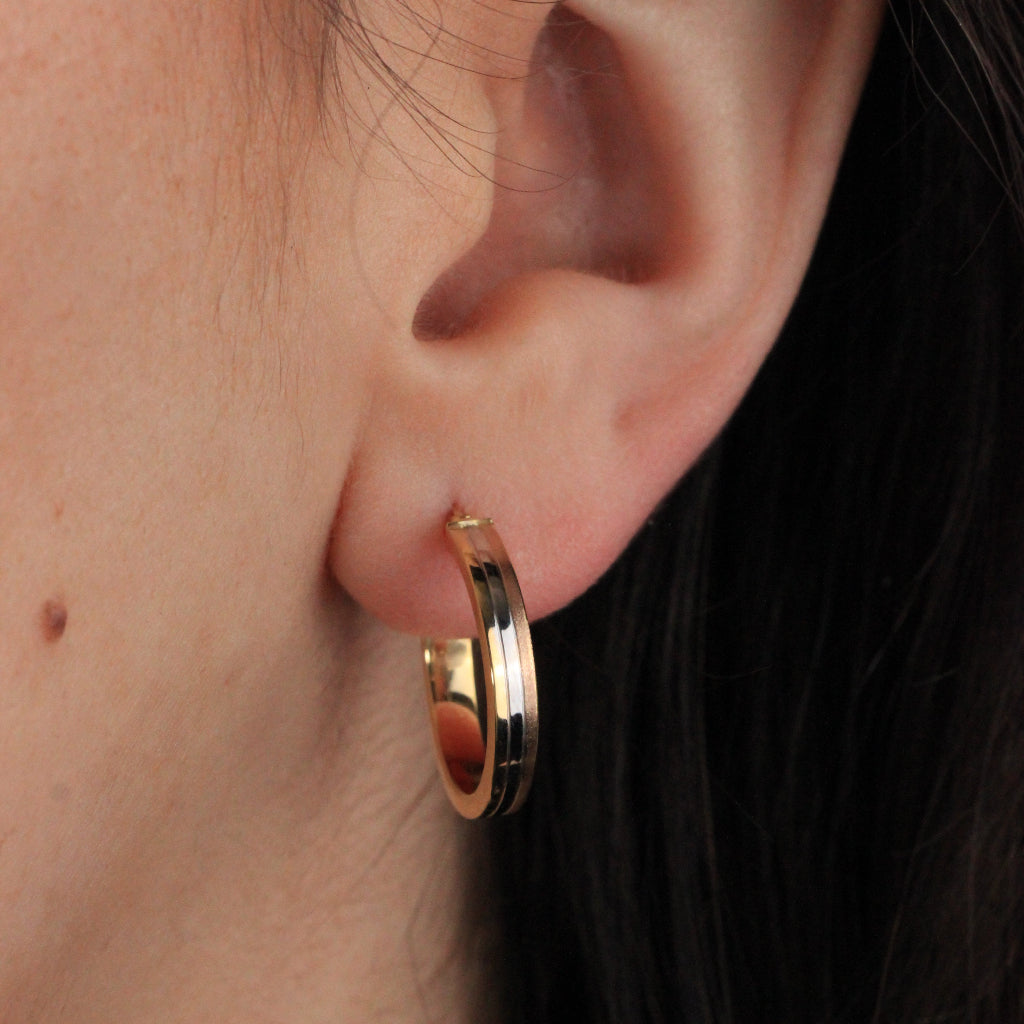 Pendientes de aro en oro blanco, rosa y amarillo de 18 quilates con forma aplanada.