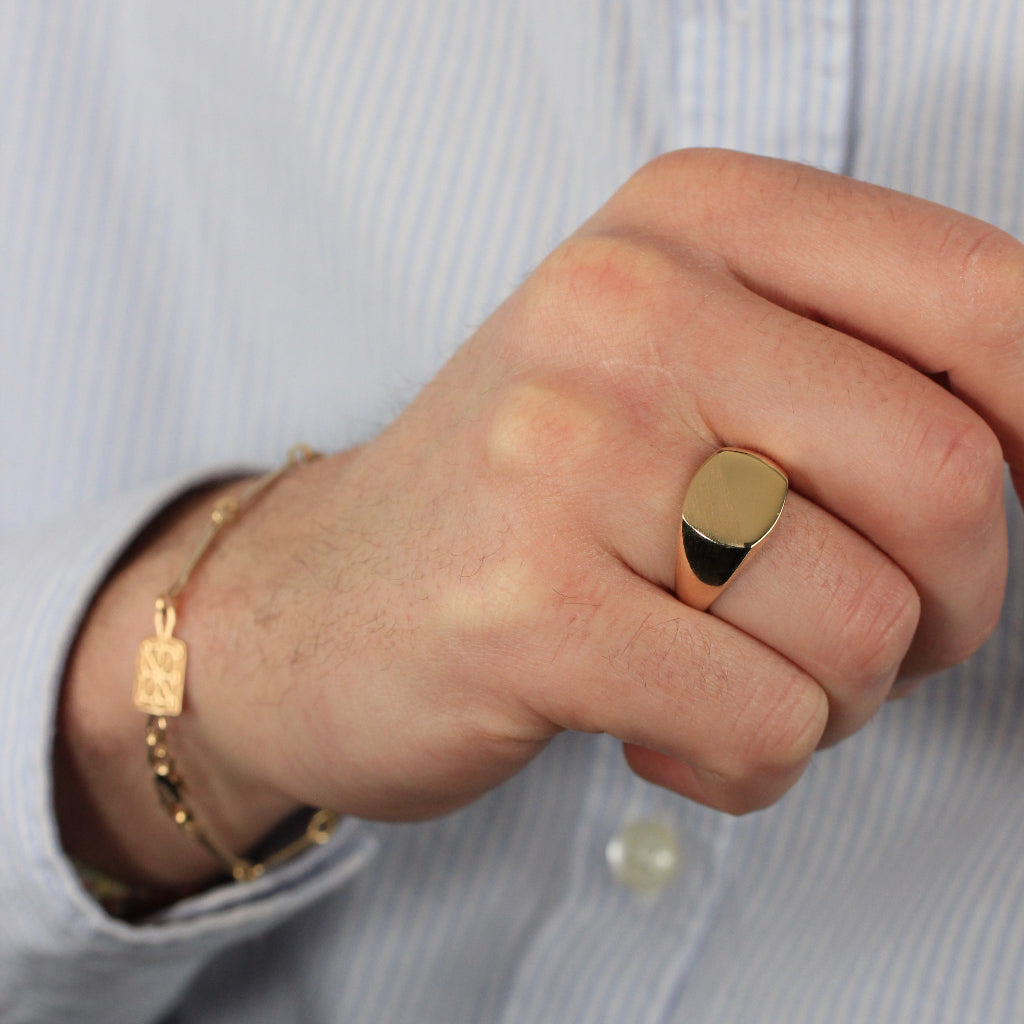 Sello cuadrado con esquinas suavizadas realizado en oro amarillo de 18k liso y mate.