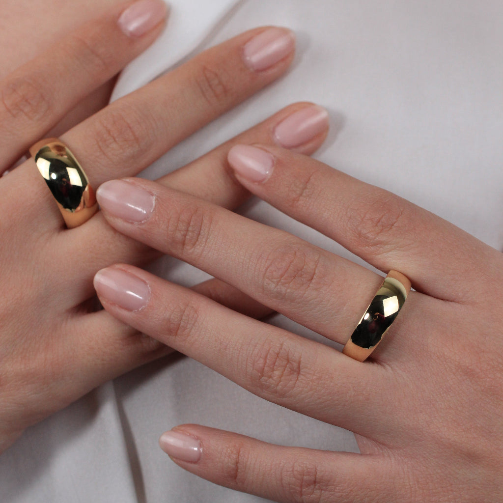 Sortija realizada en oro amarillo de 18 quilates.