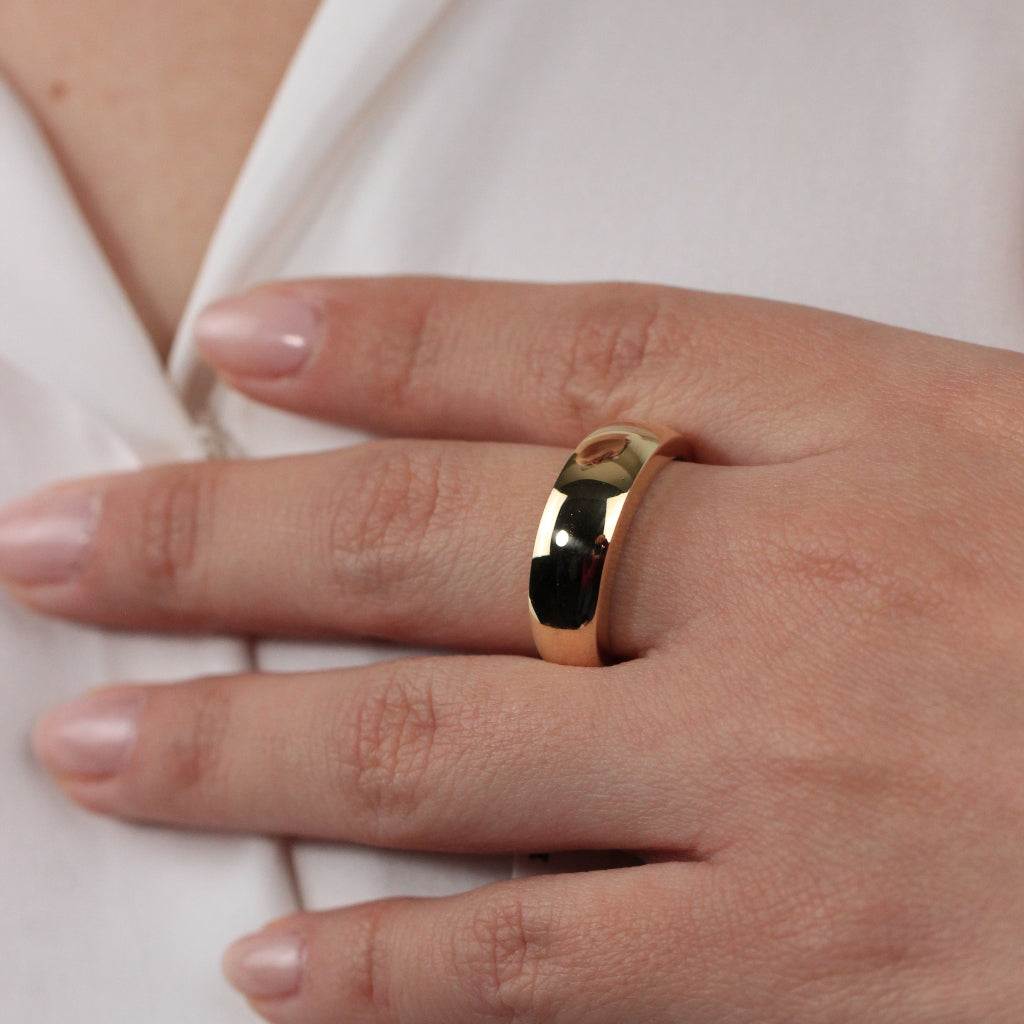 Sortija realizada en oro amarillo de 18 quilates.