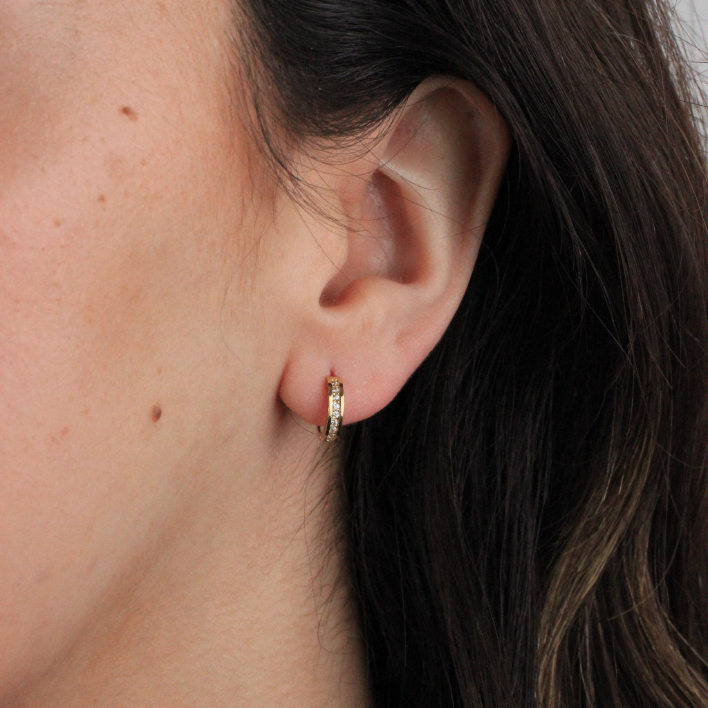 Pendientes de aro en oro amarillo de 18 quilates con un carril de circonitas.